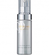 An advanced-performance brightening serum which defies conditions that lead to dark spots. Creates a dramatically luminous, even-toned complexion that appears to glow from within. Contains exclusive Clé de Pea Beauté ingredients including Illuminating Complex to reduce cellular stress, regulate cell turnover and improve skin's barrier function. It also includes Brilliant Color Controller to prevent the skin from appearing dull from collagen glycation.