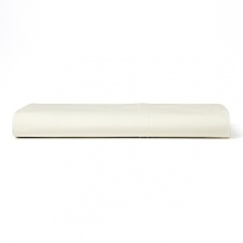 Effortless elegance. A detailed hem and creamy hue distinguish this luxurious Donna Karan flat sheet.