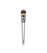 Flat, tapered brush for flawless application, seamless coverage. Flat surface is perfect for all-over application including narrow areas of face. Unique anti-bacterial technology. 