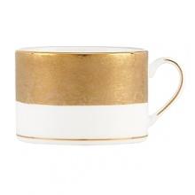 A scintillating band adorns the outside of this alluring cup, sprinkled with gold dust for dramatic effect, and crafted with a classic shape that suits all your formal presentations.