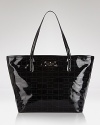 Take a shine to practical accessorizing with this top handle tote from kate spade new york. This glossy piece has room for all the essentials - carry it to give daytime look a polished finish.