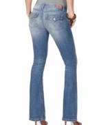 Perfectly paired with all your favorite tops, make these Levi's 524 flare jeans your wardrobe denim staple!