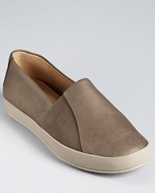 A casual classic from Eileen Fisher--the Chase flat, crafted in the softest leather, features stretch gore detailing for ease of entry.