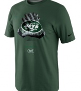 Have a hand in pumping up support for your favorite football team with this New York Jets NFL t-shirt from Nike.