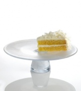 Put your baked goods on a pedestal with the charming Mine collection of cake plates from Kosta Boda. Crafted of clear glass, this piece is sure to enhance both modern and traditional decor.