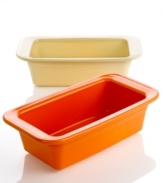 Bake in the fun with the Fiesta loaf pan. Durable, chip-resistant ceramic in bold solid hues offers endless opportunities to brighten up your kitchen.