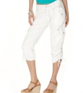 With angel-wing embroidery at the back pockets, these Miss Me cropped cargo pants are perfect for a utility-chic look!