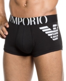 Get the comfort and support of an ultra-sleek fit with the signature style of Armani in these eagle trunks.