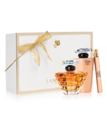 For the Holiday, Trésor captures the spirit of eternal love. This collection combines the elegance of rose, muguet and lilac with the sparkle of peach and apricot blossom for an elegant and radiant fragrance. Gift set contains: