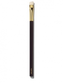 Tom Ford's brush collection is designed to bring ease and luxury to the process of creating your look - they make expert makeup application completely effortless. The Tom Ford Eye Shadow Contour Brush, developed with natural hair, ensures a flawless crease and corner eye shadow application. A perfect companion for the Tom Ford Eye Color Quads. Handle is designed for true comfort and balance.