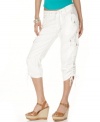 With angel-wing embroidery at the back pockets, these Miss Me cropped cargo pants are perfect for a utility-chic look!