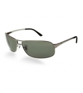 Field test this style from the Ray-Ban Casual Lifestyle Collection, and it is sure to become your favorite outdoor companion. Durable 2-bar metal frame in shiny gunmetal with green UV blocking lenses. Don't go outside without them!