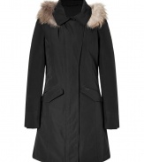 Detailed with a utilitarian chic collar and luxe raccoon fur trim, Woolrichs Vail down parka is a must for contemporary cool weather looks - Hood with raccoon fur trim, snapped spread collar, long sleeves, fitted ribbed knit cuffs, hidden two-way front zip, snapped placket, snapped front flap pockets - Contemporary fit, slight A-line silhouette - A versatile, classic coat perfect for both city streets and country slopes