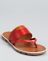 From the rainboot extraordinaire comes a summer sandal in smooth leather. By Hunter.