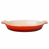 One of the most versatile cooking vessels in the kitchen, this handcrafted oval dish is ideal for cooking potatoes au gratin, casseroles, shepherd's pie or fruit cobbler with a perfectly browned top.