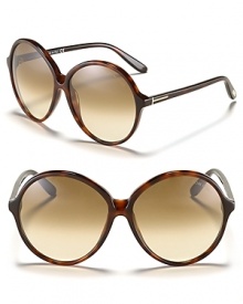 Round oversized sunglasses with a vintage-inspired look, the perfect complement to a boho chic look.