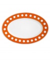 Spot on. This Mod Dot platter from Jonathan Adler's collection of serveware and serving dishes gives any meal a stylish boost with a bold orange and white palette. Gold trim adds an opulent touch.