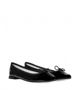 A signature piece for every fashion-lover, these Repetto classic ballet flats are simply a ladylike must-have - Classic ballet flat style in patent leather with bow detail at toe - Style with a full skirt, a tie neck blouse, and a cashmere cardigan