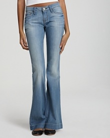 Get your vintage on with these faded flared jeans from Hudson. Flaunt the vintage-inspired style, replete with antique gold hardware and banded hem, all season long with everything from tees to silk blouses. Creasing under the front pockets and contrast stitching stand out in this versatile look.