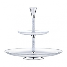 This two-tiered cake stand turns every tea and coffee time into a special occasion. Elegant and functional, it can be used either traditionally for chocolates and fruit or as a purely decorative display. It consists of five parts, including two glass plates that are food safe. The 600 crystals in the central column and the fully cut crystal top part with 24 facets make this a truly unique home accessory.