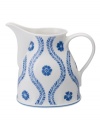 Vintage charm meets modern durability in the Farmhouse Touch gravy boat, combining cornflower-blue laurels and blooms in premium porcelain from Villeroy & Boch.