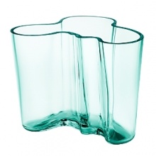 Since its introduction in 1937 at the Parisian World Fair in Paris, the Aalto vase has been a celebrated icon of design. Inspired by the beauty of the natural world, each piece echoes the untamed shorelines of Finland's thousands of lakes. The fluid lines are emblematic of the deep connection between man and nature and utterly striking to behold.