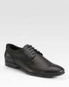 Elegance and style defines this classic lace-up crafted in fine leather.Leather liningPadded insoleRubber soleImported