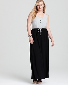 Master utilitarian city style in this Splendid maxi dress, emboldened by monochrome color blocking for urban attitude. Elevate the otherwise pared-down look with metallic accents for laid-back luxe appeal.