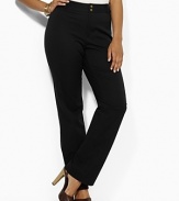 Rendered in sleek stretch cotton twill, the Connor pant channels modern sophistication in a slim-fitting silhouette with a sleek, straight leg.