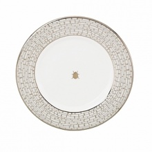 Kate Spade and Lenox join together to bring ease, elegance and understated wit to the table. June Lane is a graceful pattern adorned with a centered dragonfly design, complimented by an elegant accent plate depicting the wings of a dragonfly. Dishwasher safe.