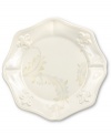 With embossed lilies and golden leaves, Portmeirion's decorated Fleur de Lys bread and butter plate sets tables in the French tradition. Classic, scalloped stoneware in warm ivory lends distinct old-world elegance to everyday dining.