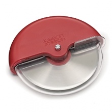 Divide up pizzas, sandwiches and pastries effortlessly with this handy utensil. Push the button and the blade guard automatically slides open, exposing the bevelled, stainless-steel blade. Simply roll the cutting wheel across, or through, food to cut. The design is comfortable to hold, gives more control when cutting and requires less effort than knives or conventional pizza cutters.