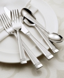 Engraved with a straight vertical line and ribbed detailing around the handles, this Oneida flatware set lends your tabletop modern grace.