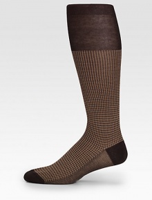 Over-the-calf socks featuring a classic herringbone pattern and solid ends.CottonMachine washMade in Italy of imported fabric