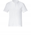 Classic white cotton shirt from the LA label James Perse - Extremely comfortable material - Traditional cut with a round neck, short button placket and short sleeves - Narrow and straight - Everyday basic is versatile - Looks great under a sweater and jacket, or solo with favorite jeans, chinos or corduroy