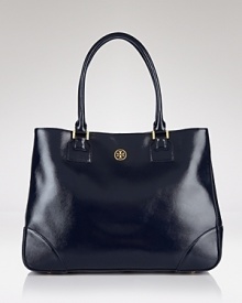 Obey urban instincts with Tory Burch's sleek black leather tote. A marriage of uptown polish and downtown grit, this versatile bag comes out on days that don't end at dusk.