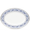 Set a tone of opulence and grace with the Sonnet in Blue oval platter. Patterned platinum bands and powder-blue botanicals frame traditional bone china from Noritake.