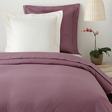 From the name synonymous with luxury bedding, this Edmond Frette flat sheet in luminous sateen jacquard lends regal elegance to your bedding collection.