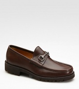 An elegant loafer designed in black calfskin leather with silver horsebit detail. Lug sole Made in Italy 