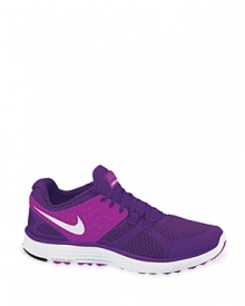 Sneaker that blends cushioning and lightweight support for a great fit, comfort and a stable ride. By Nike.