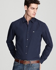 Day and night, this solid cotton poplin button-down shirt keeps you looking crisp and ready to roll.