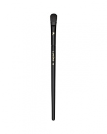 This full, natural-bristled brush is the ideal partner to all Lancôme eye shadows. It quickly and evenly sweeps shadow across the eyelid for a flawless, professional look.