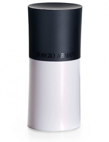 Light master make-up primer creates a mirror-like veil for an optical modeling effect by maximizing the cheekbones and arches of the face while toning down uneven zones. This primer contains a Micro-fil™ pearl that changes colors according to how it reflects light. It optically models skin contours by illuminating and shaping, leaving the complexion fresh and vibrant. 