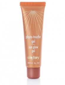 A skin illuminating gel for a radiant glow all year long. Glides on your face to enhance your tan and give golden and copper highlights to your skin. Thanks to its reflective pigments and the silicone contained in its formulation, it melts into the skin to make it more luminous and golden. Fresh and easy to apply, this extremely fine-textured, non-greasy gel blends with skin for a natural-looking, uniform complexion. Suitable for all skin types and skin shades. 1 oz. 