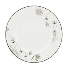 A soft floral motif exquisitely adorns Lenox's Paisley Terrace white-bodied porcelain dinner plate. Mica accents and gleaming platinum trim complete the traditional-modern look.