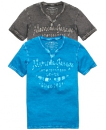 Shake up your usual rotation and pair this fly graphic tee from Guess with your favorite pair of slim-cut blues.