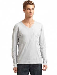 THE LOOKV neckline Pullover style Long sleeves Topstitched details on one side Single chest pocketTHE FITContemporary fitTHE MATERIALCottonCARE & ORIGINDry clean or machine wash Made in USA