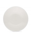 Full of possibilities, the ultra-versatile Colorwave white dinnerware offers mini plates that are crafted of hardy stoneware with a half glossy, half matte finish in pure white. Mix and match with square shapes or any of the other Colorwave shades.