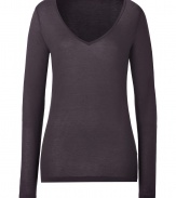 Stylish long sleeve t-shirt in charcoal cashmere and viscose blend - Extra-soft, hits just below the hip - Flattering wide v-neckline shows off just a hint of a d?colletage - Slightly slimmer fit ideal for layering - Wear solo, or beneath a blazer or long cardigan and jeans