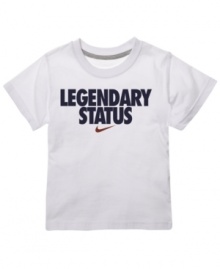 Style icon. Your little athlete will stand out from the center of the pack in this legendary tee from Nike.